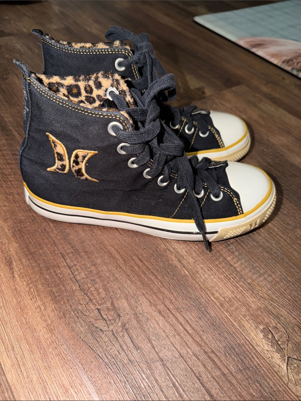 High tops Hurley shoes with soft Leopard print no size but fits 6/7